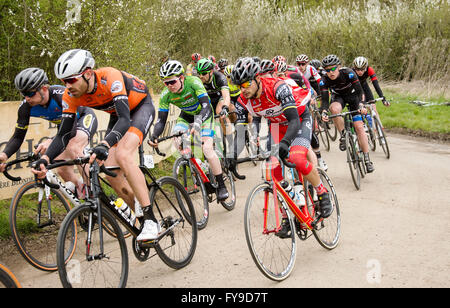 Owston & Melton Mowbray, UK. 24 avril, 2016. Plus de 150 entrées terminé à la plus ancienne course sur route internationale d'une journée, à partir de Stamford Town Center et de finition à Melton Mowbray avec passd gagnants du Danemark, République d'Irlande et la Suède une course de 70 kilomètres autour des villages et villes y compris les sprints et roi des collines. Credit : Clifford Norton/Alamy Live News Banque D'Images