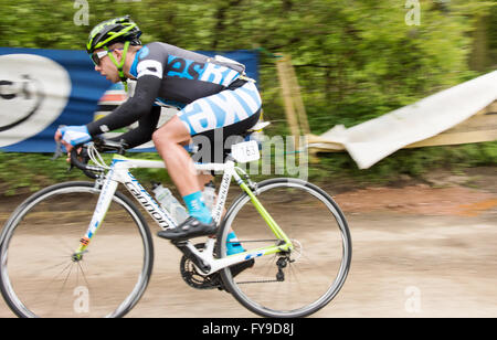 Owston & Melton Mowbray, UK. 24 avril, 2016. Plus de 150 entrées terminé à la plus ancienne course sur route internationale d'une journée, à partir de Stamford Town Center et de finition à Melton Mowbray avec passd gagnants du Danemark, République d'Irlande et la Suède une course de 70 kilomètres autour des villages et villes y compris les sprints et roi des collines. Credit : Clifford Norton/Alamy Live News Banque D'Images