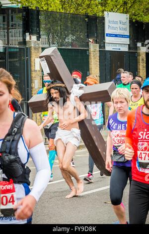 Londres, Royaume-Uni. 24 avril, 2016. Marathon de Londres 2016. Ossature en grand costume. Barefoot runner comme Jésus avec une croix sur son dos Crédit : Elena Chaykina/Alamy Live News Banque D'Images