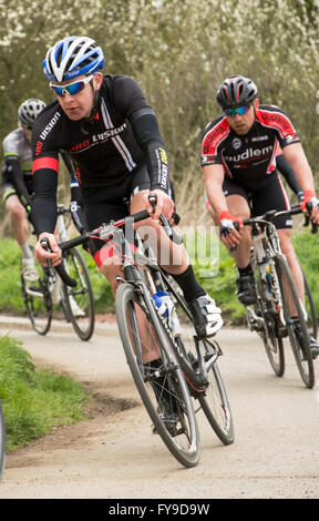 Owston & Melton Mowbray, UK. 24 avril, 2016. Plus de 150 entrées terminé à la plus ancienne course sur route internationale d'une journée, à partir de Stamford Town Center et de finition à Melton Mowbray avec passd gagnants du Danemark, République d'Irlande et la Suède une course de 70 kilomètres autour des villages et villes y compris les sprints et roi des collines. Credit : Clifford Norton/Alamy Live News Banque D'Images