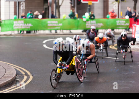 Marcel Hug, entre la 18e et 19e mile marker, conduisant l'élite dans le domaine de fauteuil roulant pour hommes Argent Virgin London Marathon 24.04.2016. Marcel a remporté la course dans un temps de 01:35:24. Banque D'Images