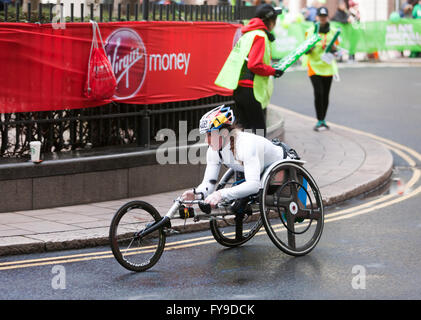 Tatyana McFadden, entre la 18e et 19e mile marker, conduisant l'élite en fauteuil roulant dans le champ de la femme Vierge Argent Marathon de Londres 24.04.2016. Tatyana a remporté la course dans un temps de 01:44:14 Banque D'Images