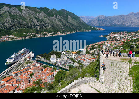 Crystal Symphony n'est placé sur le site du patrimoine mondial de Kotor. Banque D'Images