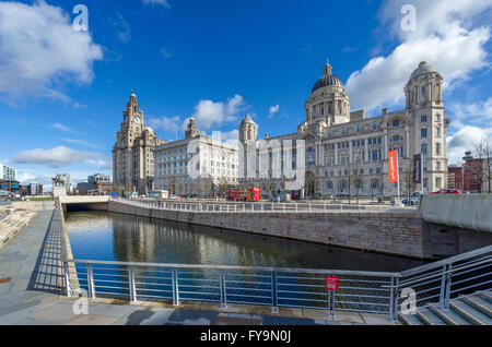 Le Royal Liver, Cunard et Port de Liverpool Bâtiments ('Les Trois Grâces'), Pier Head, Liverpool, Merseyside, England, UK Banque D'Images