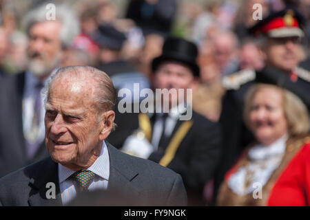 Windsor, Royaume-Uni. 21 avril, 2016. Le duc d'Édimbourg observe la Reine rencontrant les résidents et les visiteurs sur son 90 anniversaire. Banque D'Images