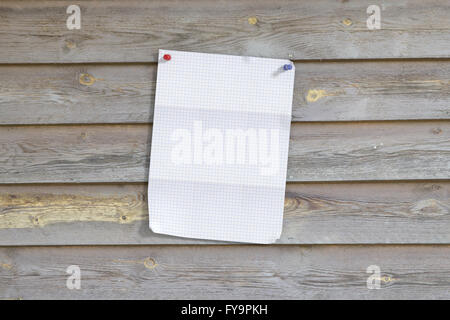 Le rendu 3D d'une feuille de papier vérifiée épinglée sur planches en bois vertical. Banque D'Images