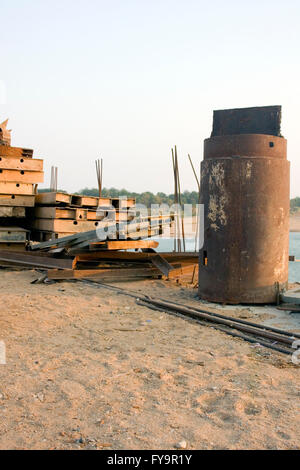 Un nouveau pont est en construction pour remplacer un pont de bambou qui passe au-dessus de l'île de Koh Paen à Kampong Cham, au Cambodge. Banque D'Images