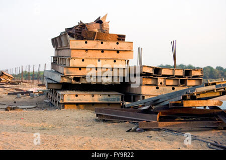 Un nouveau pont est en construction pour remplacer un pont de bambou qui passe au-dessus de l'île de Koh Paen à Kampong Cham, au Cambodge. Banque D'Images