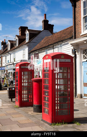 UK, Kent, Tenterden, Ashford Road, K6 téléphone à l'extérieur des boîtes de boutiques locales Banque D'Images