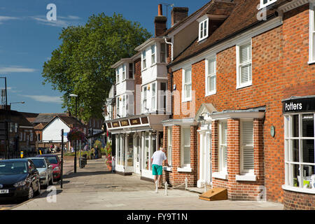 UK, Kent, Tenterden, Ashford Road, accueil et Swaines gents outfitters dans propriétés traditionnelles Banque D'Images