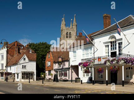 UK, Kent, Tenterden, High Street, Old Town Hall et le Woolpack inn ci-dessous St Mildred's Church tower Banque D'Images