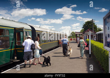 Royaume-uni, East Sussex, Eischoll, passagers à Kent & East Sussex Railway station platform Banque D'Images