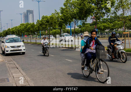 Cycliste sur route à Ho Chi Minh city Vietnam Banque D'Images