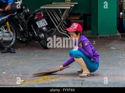 Dame chaussée balayage Ho Chi Minh city Vietnam Banque D'Images