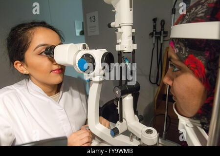 Contrôle de l'opticien yeux patients Banque D'Images