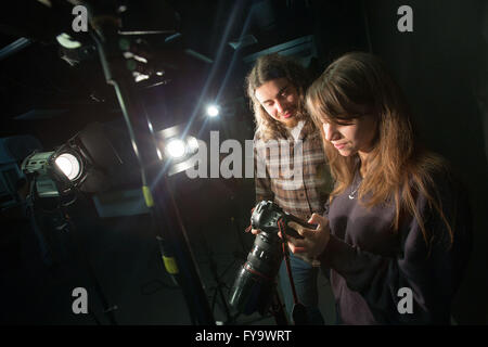 Les étudiants en studio photographique Banque D'Images