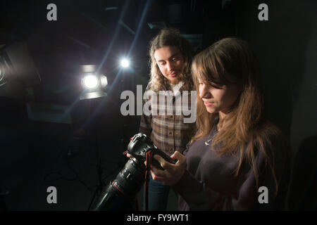 Les étudiants en studio photographique Banque D'Images