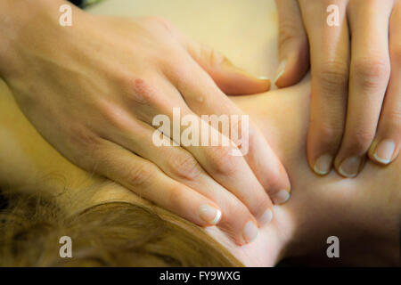 Femme une physiothérapie Banque D'Images