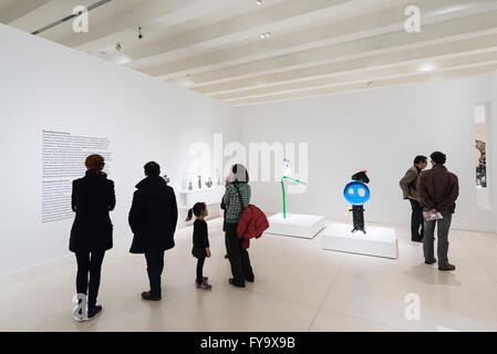 Madrid. L'Espagne. CaixaForum Madrid, les visiteurs à une exposition de Joan Miró. Banque D'Images