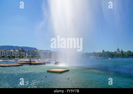 Célèbre Jet d'eau - fontaine à eau dans le port de Genève.Le port de Genève sur la rive du lac de Genève(Leman ),Suisse Banque D'Images