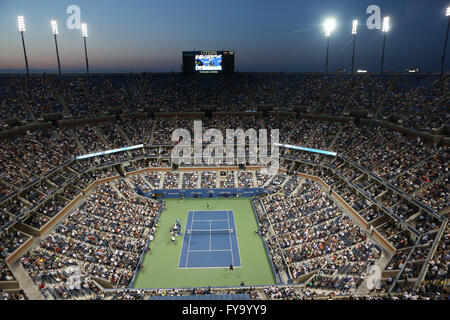 Arthur Ashe Stadium, le Centre Court, la nuit, l'US Open 2014, tournoi du Grand Chelem de tennis de l'ITF, l'USTA Billie Jean King National Banque D'Images