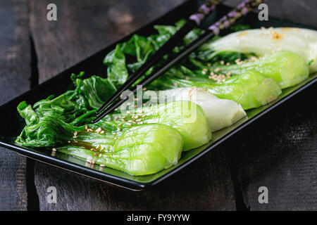 Le bok choy cuit avec des graines de sésame Banque D'Images