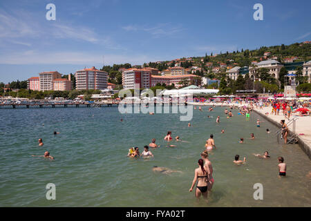 Baigneurs sur la côte, de Portorož, Piran, côte Adriatique, l'Istrie, Slovénie Banque D'Images