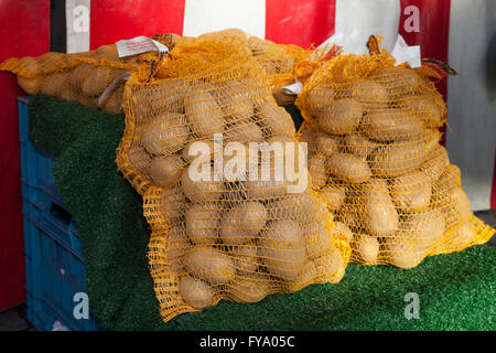 Sacs de pomme de terre (Solanum tuberosum), marché, Dortmund, Rhénanie du Nord-Westphalie, Allemagne Banque D'Images