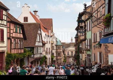 Maisons à colombages et les touristes dans la Rue du Général du Gaulle, Riquewihr, Alsace, France Banque D'Images