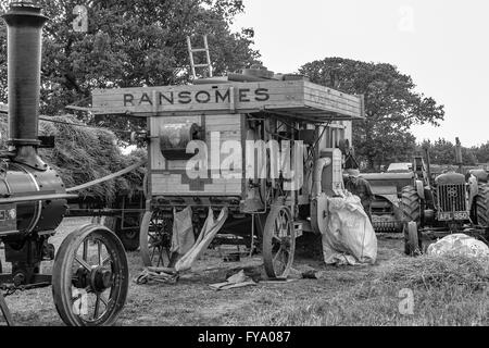 La machine de battage est alimentée par un moteur à traction à vapeur, ce qui a dépassé les méthodes agricoles Banque D'Images