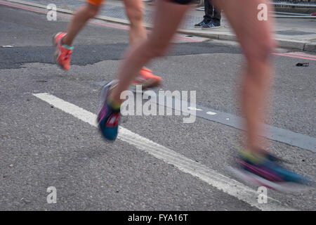 Coureurs près de Tower Bridge au Marathon de Londres 2016. UK Banque D'Images