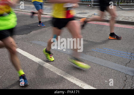 Coureurs près de Tower Bridge au Marathon de Londres 2016. UK Banque D'Images