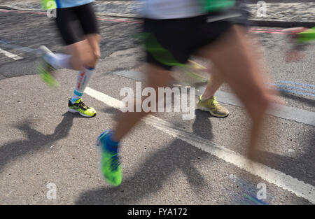 Coureurs près de Tower Bridge au Marathon de Londres 2016. UK Banque D'Images