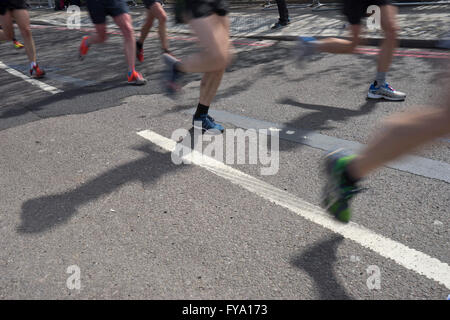 Coureurs près de Tower Bridge au Marathon de Londres 2016. UK Banque D'Images