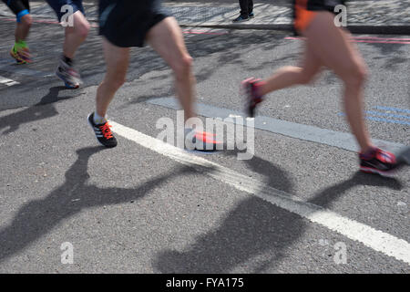 Coureurs près de Tower Bridge au Marathon de Londres 2016. UK Banque D'Images