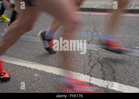 Coureurs près de Tower Bridge au Marathon de Londres 2016. UK Banque D'Images