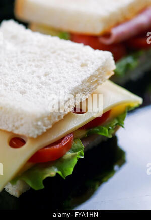 Libre d'un délicieux sandwich farci sur fond noir Banque D'Images