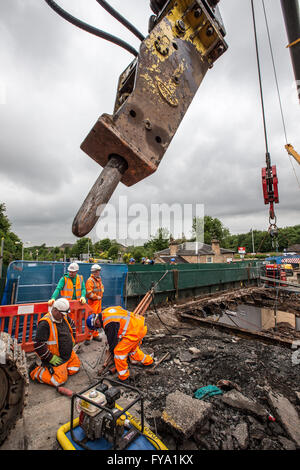 Les travailleurs de la construction du pont ferroviaire dépose Banque D'Images