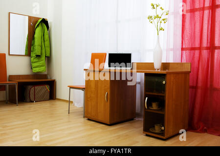 Ordinateur portable moderne sur une table dans un bel appartement Banque D'Images