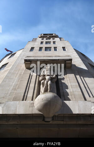 Broadcasting House, Londres. Le siège de l'Art Déco de la BBC, achevée en 1932. 'Ariel et Prospero' par Eric Gill (1933) Banque D'Images