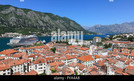 Crystal Symphony n'est placé sur le site du patrimoine mondial de Kotor. Banque D'Images