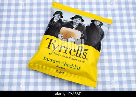 Cheddar Mature Tyrrells et ciboulette chips anglais à la main Banque D'Images