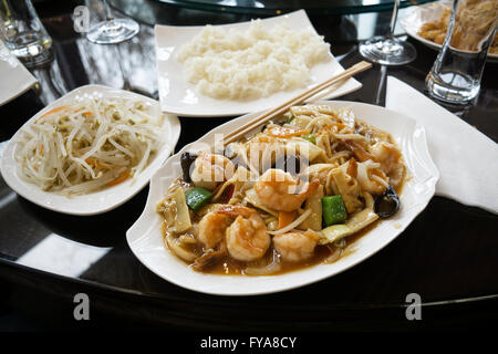 La cuisine chinoise - faire revenir les crevettes avec légumes et champignons. Banque D'Images