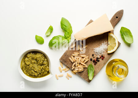 Pesto de basilic frais ingrédients sur fond blanc l'analyse des frais généraux. Banque D'Images