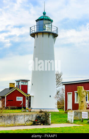 Smygehuk, Suède - 12 Avril 2016 : Smygehus et phare de plus petits bâtiments environnants. Smygehus est la partie la plus méridionale de l'al. Banque D'Images