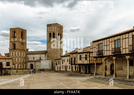 Plaza de la Villa et de l'église San Martin. Arevalo, Avila, Espagne Banque D'Images