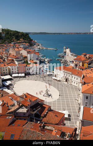 Vue sur le centre historique avec le port et la place Tartini, Piran, Istrie, Slovénie Banque D'Images