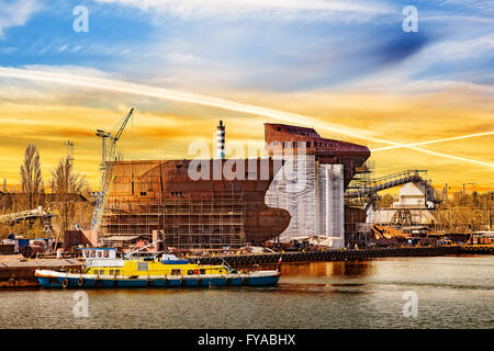 Site de construction dans le chantier naval au lever du soleil. Gdansk Pologne. Banque D'Images