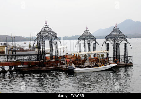 Les clients séjournant à l'hôtel Taj Lake Palace, Udaipur arrivent à cet imposant jetty avant d'être transporté à l'hôtel. Banque D'Images