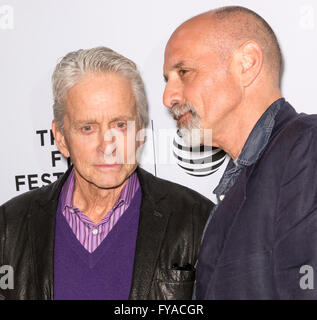 La ville de New York, USA - 24 Avril 2016 : Michael Douglas et Eric Schlosser a assister aux pourparlers Tribeca Banque D'Images